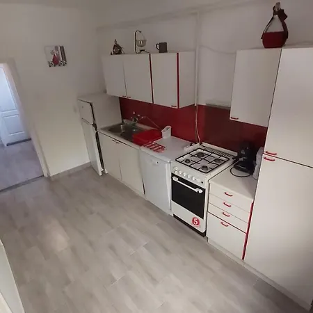 Edit Apartmanhaz Apartament *