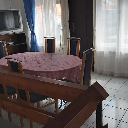 Edit Apartmanhaz Apartament *