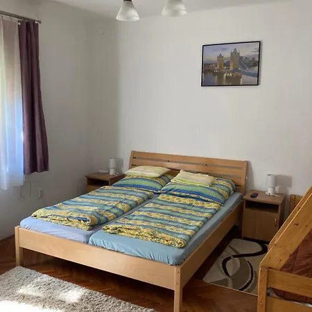 Edit Apartmanhaz דירה